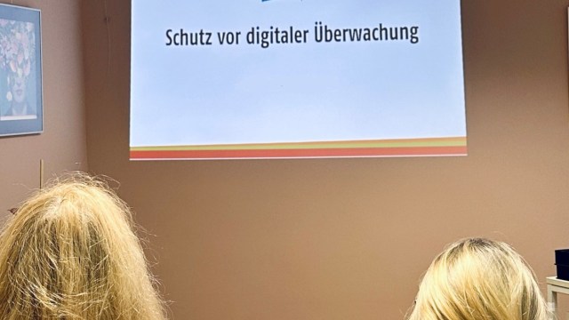 Schutz vor digitaler Gewalt - AWO Frauenberatungsstelle hat Frauen schlau gemacht - Am 25. November ist jährlich der internationale Tag gegen Gewalt an Frauen. 